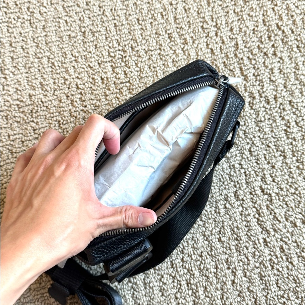 GRAMS(28) Black Leather Crossbody Bag - Picture 9 of 11